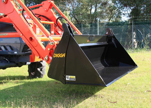 4-in-1 Agricultural Bucket: ag bucket on a tractor loader